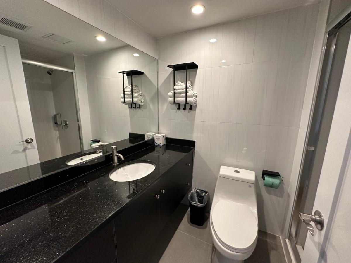 Regal Inn & Suites New York Laguardia Hotel Екстер'єр фото