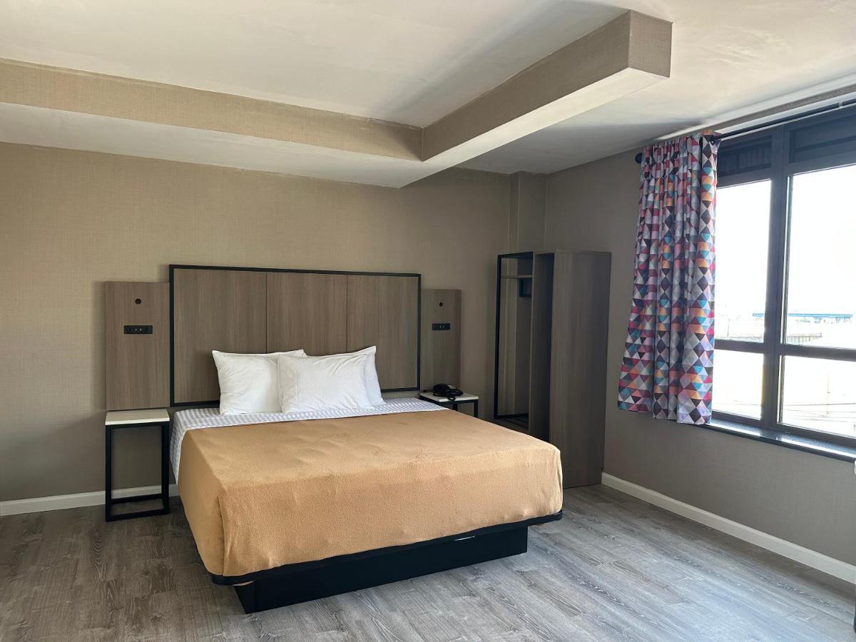 Regal Inn & Suites New York Laguardia Hotel Екстер'єр фото