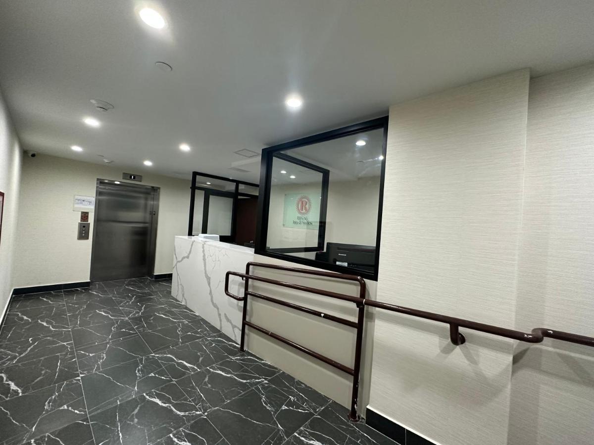 Regal Inn & Suites New York Laguardia Hotel Екстер'єр фото
