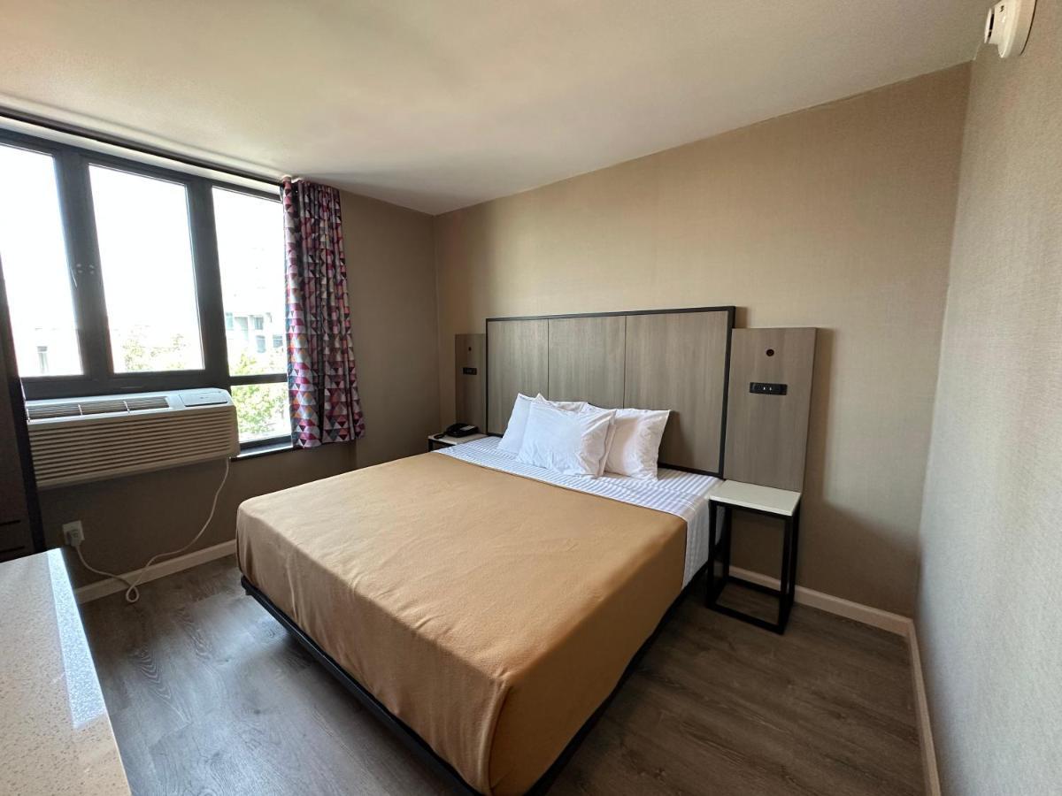 Regal Inn & Suites New York Laguardia Hotel Екстер'єр фото