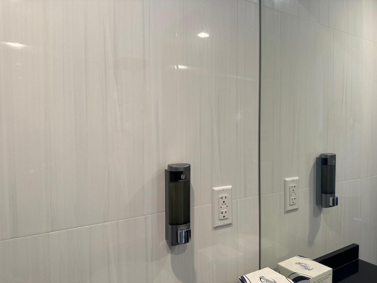 Regal Inn & Suites New York Laguardia Hotel Екстер'єр фото